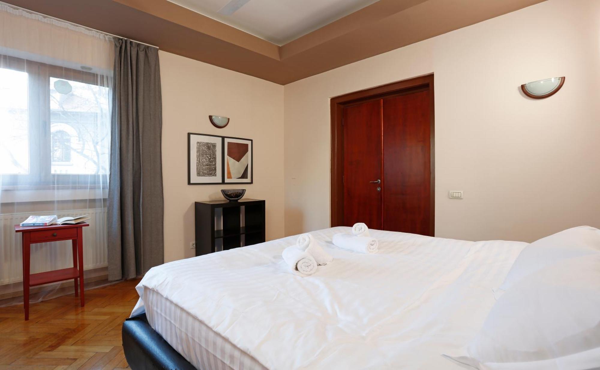 Peaceful Getaway - Generous 3-Bedroom Sanctuary - Close To Historic Old Town Bucharest Exterior photo