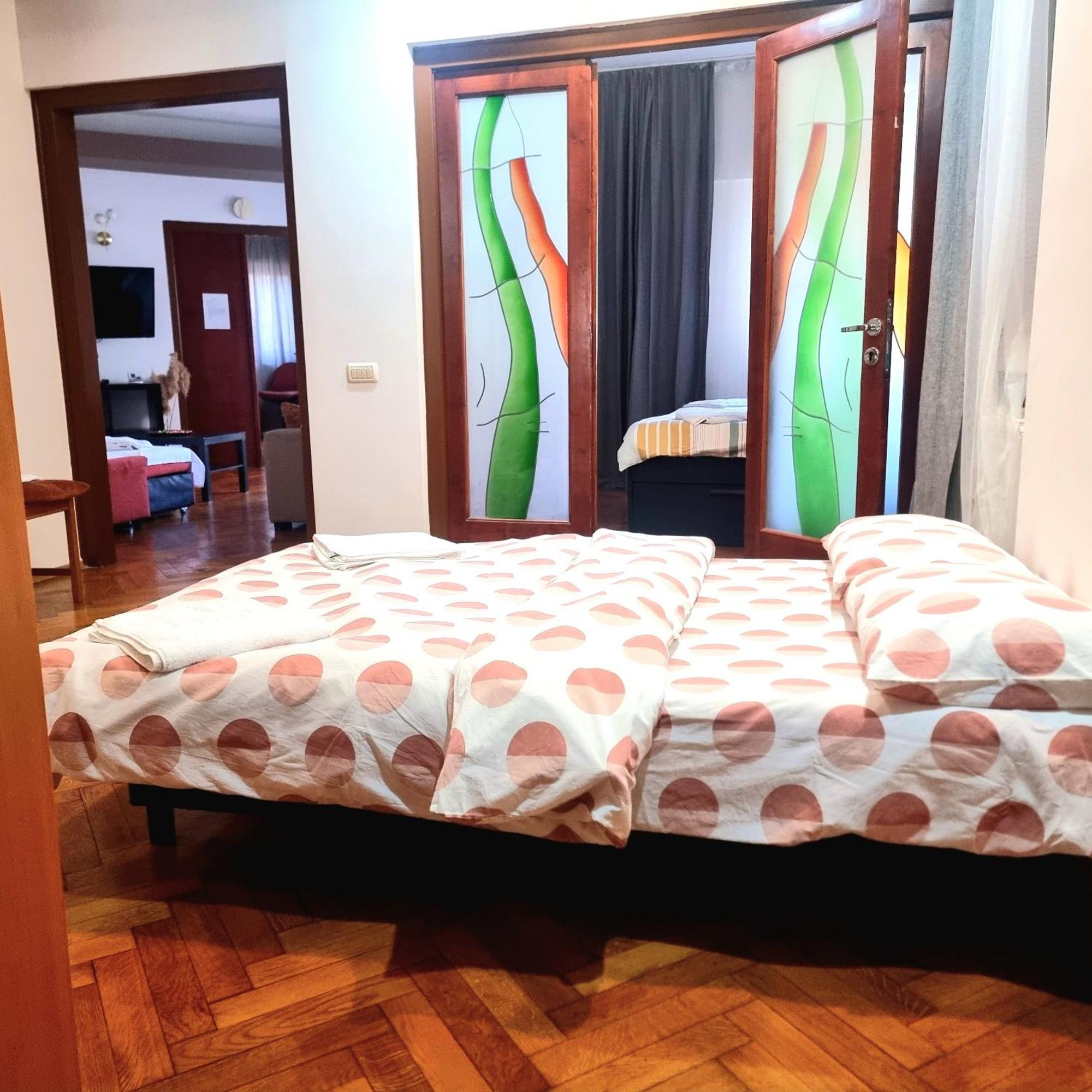 Peaceful Getaway - Generous 3-Bedroom Sanctuary - Close To Historic Old Town Bucharest Exterior photo